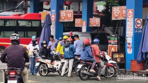 Các điểm bán lẻ xăng A95, sáng 28/5 vẫn được nhiều người dân Thành phố lựa chọn vì chưa nắm chắc thông tin về tác dụng của xăng sinh học E10. (Ảnh: Tùng Anh)