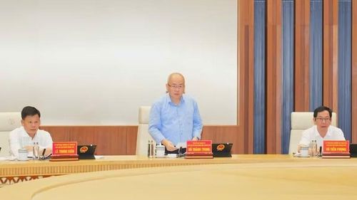 Chủ tịch Ủy ban nhân dân thành phố Hải Phòng Đỗ Thành Trung phát biểu tại phiên họp.