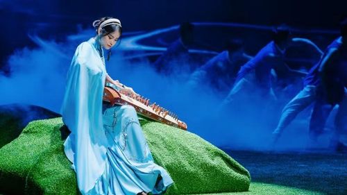Chương trình vừa phô diễn hiệu ứng sân khấu mãn nhãn, vừa giữ nhịp cảm xúc mềm mại, tiết chế. (Ảnh: BTC)