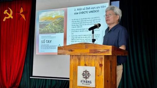 Phó Giáo sư, Tiến sĩ Trần Tân Văn trình bày chuyên đề. (Ảnh: BTC)