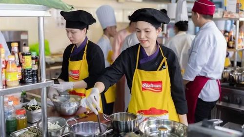 Các đội thi vào bếp chế biến món ăn.