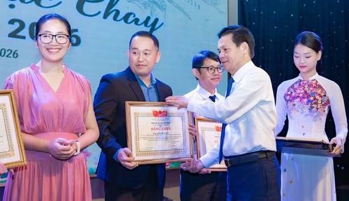 Ban tổ chức trao bằng khen cho các đơn vị, cá nhân tham gia đóng góp tích cực cho hội thi.