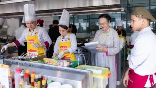 Các thành viên Ban giám khảo chấm bài thi.