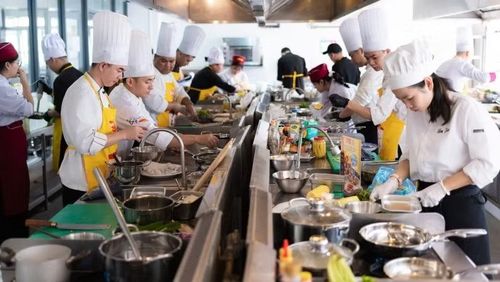 Các đội thi tham gia trình diễn các món ăn của đơn vị mình.