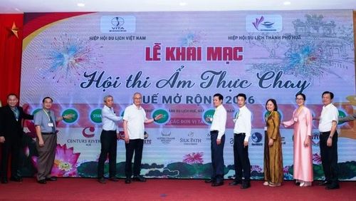 Các đại biểu thực hiện nghi thức khai mạc hội thi.