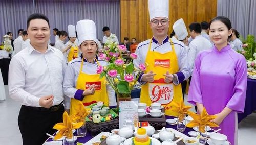 Các đội thi vào bếp chế biến món ăn tại thi năm nay.