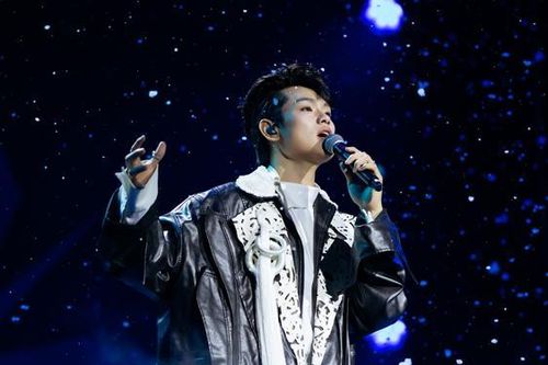 Ca sĩ buitruonglinh là một trong những điển hình của nghệ sĩ thế hệ mới (Ảnh: NHẬT CHUNG)
