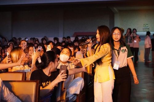 Ca sĩ Cẩm Ly cũng đánh giá cao nỗ lực duy trì CLB Dân ca UEH suốt nhiều năm và kỳ vọng mô hình này sẽ tiếp tục phát triển mạnh mẽ hơn trong tương lai.