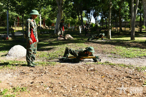 Lợi dụng địa hình, địa vật, mang lượng nổ dài bí mật cơ động áp sát mục tiêu.