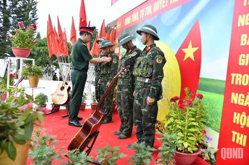 Chỉ huy Lữ đoàn Đặc công bộ 198 tặng hoa bắn giỏi cho các chiến sĩ mới.