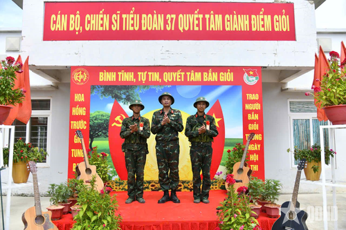 Niềm vui rạng ngời của các chiến sĩ mới sau khi hoàn thành kiểm tra 3 môn có tiếng nổ.