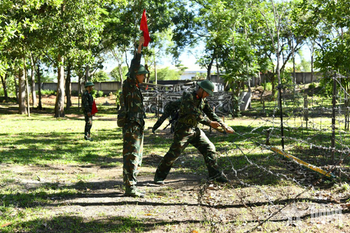 Điểm hỏa, phá hàng rào thép gai của địch.