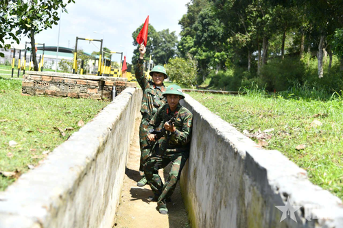 Chiến sĩ mới cơ động trong giao thông hào lên tuyến ném lựu đạn.