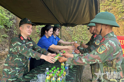 Cán bộ đơn vị cùng hỗ trợ đoàn viên thanh niên các trường trên địa bàn tiếp nước uống và động viên bộ đội tại thao trường huấn luyện.