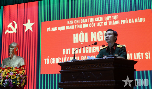 Đại tá Nguyễn Bình Nam, Chủ nhiệm Chính trị Bộ CHQS TP Đà Nẵng báo cáo rút kinh nghiệm.