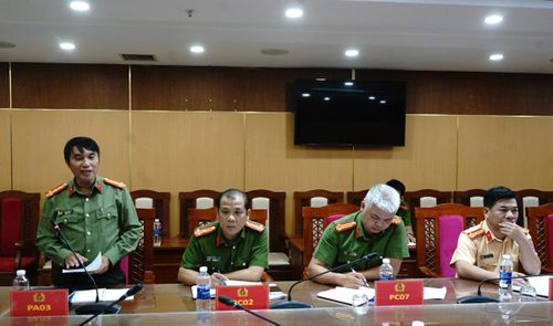 Các đại biểu tham gia ý kiến tại cuộc họp.
