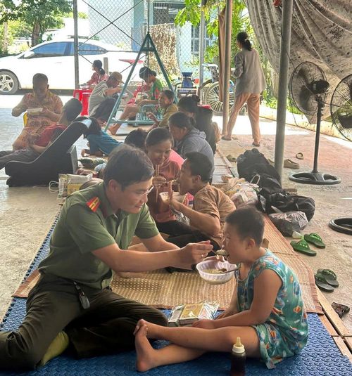 Công an xã Phú Ninh thăm, tặng quà cho các trẻ mồ côi, khuyết tật tại Cơ sở trợ giúp xã hội Thiện Tâm