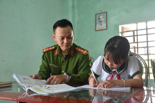 Chi đoàn Công an xã Thăng Phú động viên, kèm cặp việc học, giúp em Nguyễn Lê Thị Thúy Hiền có thêm điểm tựa tinh thần để tiếp tục đến trường.