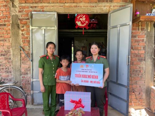 Chi hội Phụ nữ Công an xã Vu Gia đỡ đầu cho em Huỳnh Đăng Tâm có hoàn cảnh gia đình khó khăn.