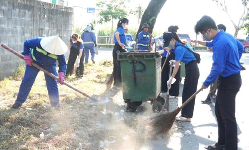 Đoàn viên, thanh niên và công nhân môi trường tham gia dọn vệ sinh.