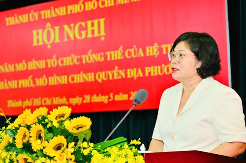  Đồng chí Văn Thị Bạch Tuyết trình bày báo cáo tóm tắt sơ kết 1 năm mô hình tổ chức tổng thể của hệ thống chính trị thành phố, mô hình chính quyền địa phương 2 cấp. Ảnh: VIỆT DŨNG 