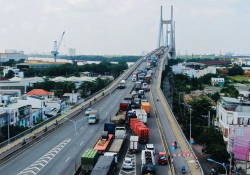  Các phương tiện sẽ thay đổi lộ trình lưu thông khi cầu Phú Mỹ được sửa chữa. Ảnh: HOÀNG HÙNG 