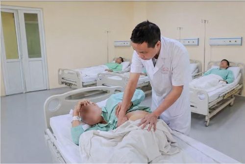 TS.BS Nguyễn Đình Liên thăm khám cho bệnh nhân - Ảnh BVCC