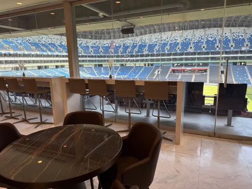 Dãy phòng Suite VIP bọc kính sang trọng chạy dọc khán đài trung tâm, đảm bảo tiêu chuẩn của FIFA. (Ảnh: El Financiero)