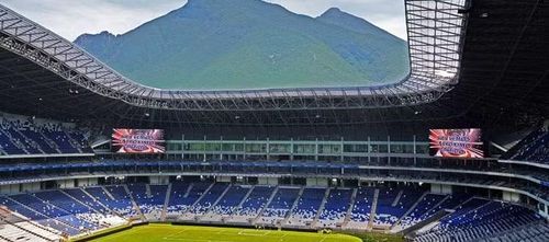 Để phục vụ World Cup, nội khu sân được trang bị hệ thống mặt cỏ tự nhiên nuôi dưỡng bằng công nghệ thông gió ngầm thông minh, kết hợp hai màn hình LED siêu lớn ở hai đầu sân. (Ảnh: AV Magazine)