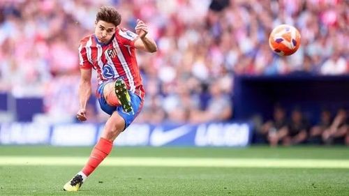 Theo nguồn tin uy tín, Barca đã gửi đến Atletico Madrid lời đề nghị trị giá 70 triệu euro tiền mặt hỏi mua Julian Alvarez.