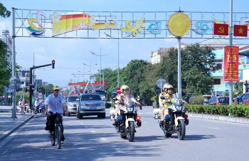 Gần 1.000 người tham gia diễu hành trên các tuyến phố tuyên truyền về tác hại thuốc lá.