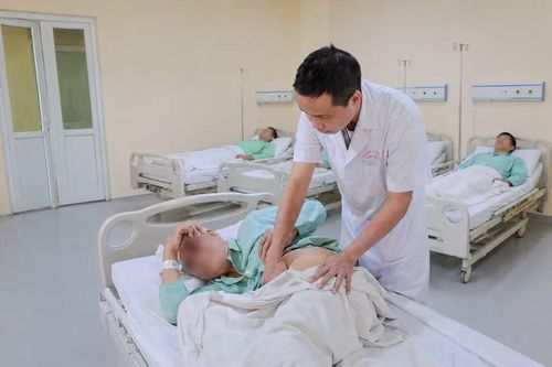 Các bác sĩ khuyến cáo, người dân không nên chủ quan với các triệu chứng đau vùng thắt lưng, tiểu buốt, tiểu khó hoặc đau kéo dài vùng hông lưng... Ảnh: BVCC.