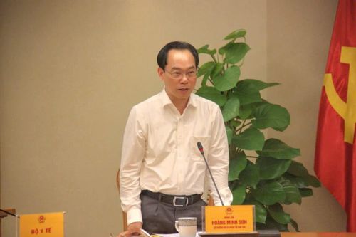 Bộ trưởng Hoàng Minh Sơn báo cáo về công tác chuẩn bị cho năm học mới.