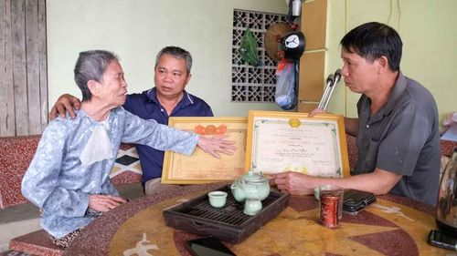 Mỗi lần nhắc đến con là Liệt sĩ Lại Thế Độ, bà Đặng Thị Lan không kìm được nước mắt.