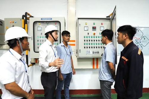 Nhân viên EVNSPC làm việc với khách hàng doanh nghiệp tư vấn các giải pháp tiết kiệm điện
