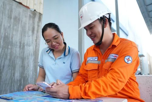 Nhân viên EVNSPC hướng dẫn khách hàng theo dõi sản lượng điện sử dụng hàng ngày trên APP CSKH EVNSPC để sử dụng điện tiết kiệm, hiệu quả
