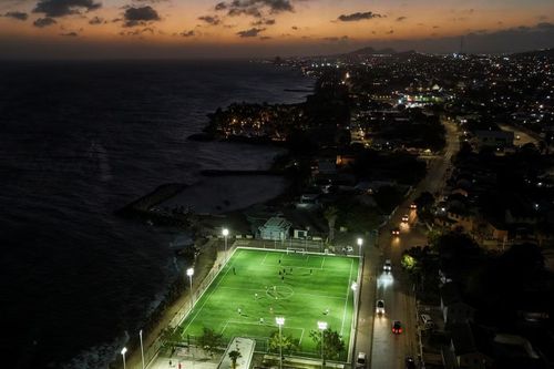 Người dân hào hứng chơi bóng đá vào buổi tối tại Willemstad (Curaçao) ngày 16/5/2026.