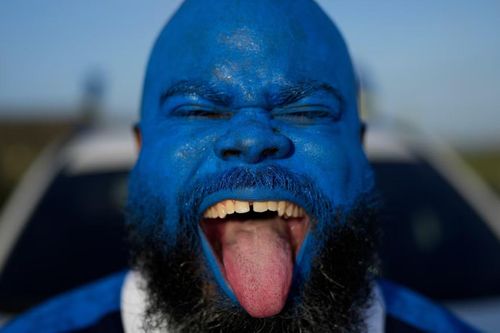 Brenton Balentien, hay còn được biết đến với biệt danh “Blue Face” - thủ lĩnh nhóm CĐV đội tuyển Curaçao - với khuôn mặt sơn kín màu cờ sắc áo đội tuyển Quốc gia tại Willemstad ngày 16/5/2026.