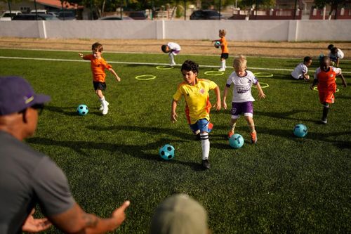 Các em nhỏ tập luyện tại học viện bóng đá C-Stars United ở Willemstad (Curaçao) ngày 15/5/2026.