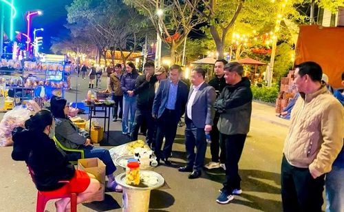 Ông Nguyễn Xuân Phước - Bí thư Đảng ủy và ông Đặng Toàn Thắng - Chủ tịch UBND phường Pleiku kỳ vọng Phố đêm Chợ Nhỏ sẽ trở thành nơi phát triển, kinh tế đêm. (Ảnh: UBND phường Pleiku).