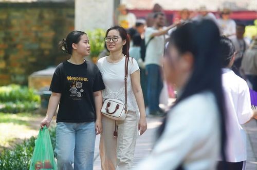Chỉ còn một ngày nữa đến kỳ thi tuyển sinh vào lớp 10 THPT năm học 2026-2027, hàng ngàn phụ huynh và sĩ tử ở Hà Nội đã đến Văn Miếu - Quốc Tử Giám dâng hương, mong đạt kết quả tốt trong kỳ thi quan trọng sắp tới.