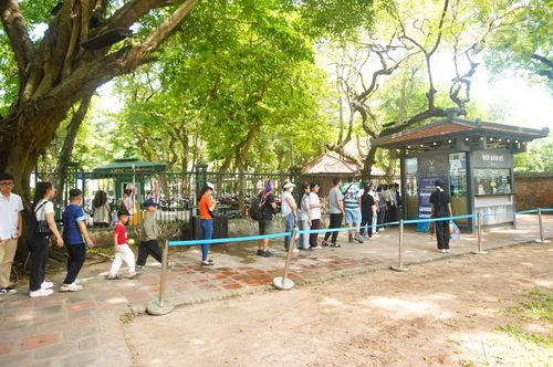 Hàng dài người xếp hàng mua vé trước cổng Văn Miếu - Quốc Tử Giám.