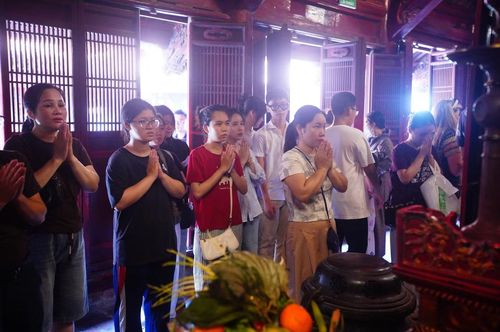 Bên trong điện chính, rất nhiều phụ huynh, học sinh đến dâng hương chiêm bái.