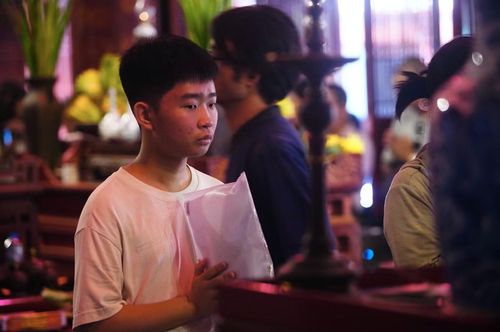 Sĩ tử mang cả giấy bút vào khấn.