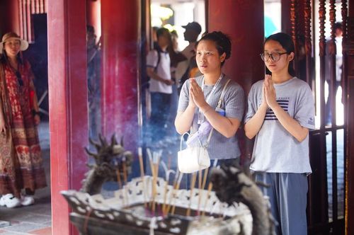 Văn Miếu - Quốc Tử Giám là trường đại học đầu tiên của Việt Nam. Nhiều sĩ tử tin rằng, đến đây lễ bái, xin chữ, hoặc chạm tay vào rùa đá sẽ mang lại may mắn trong thi cử, như được tiếp thêm sức mạnh tinh thần và trí tuệ.