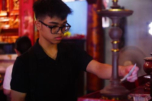 "Em đi cùng mẹ đến Văn Miếu dâng hương với mong muốn đạt kết quả cao trong kỳ thi vào lớp 10 sắp tới. Nguyện vọng của em là đỗ vào trường THPT Việt Hùng", em Mai Lâm (2011) chia sẻ.