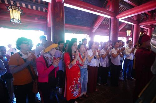 Việc tìm đến Văn Miếu – Quốc Tử Giám trước kỳ thi không chỉ là cách nhiều học sinh gửi gắm niềm tin, hy vọng mà còn là dịp để tự nhắc nhở về tinh thần nỗ lực, ý chí vươn lên trong học tập. Sĩ tử được tiếp thêm vững tâm, tự tin bước vào kỳ thi với quyết tâm đạt kết quả tốt nhất.