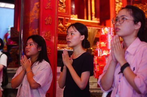 Những lời nguyện cầu thành tâm không chỉ cầu may mà còn giúp các em học sinh vững tâm hơn trước khi bước vào phòng thi.