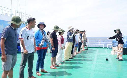Các bạn trẻ tập luyện văn nghệ giữa nắng nóng trên boong tàu Trường Sa 571