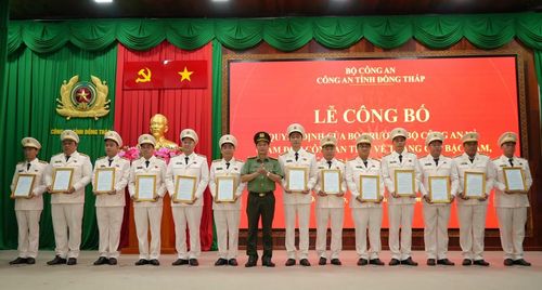 Đại tá Nguyễn Hồng Khắc - Phó Giám đốc Công an tỉnh Đồng Tháp trao quyết định cho các cán bộ, chiến sĩ được thăng cấp bậc hàm, nâng bậc lương năm 2026. Ảnh Trọng Tín